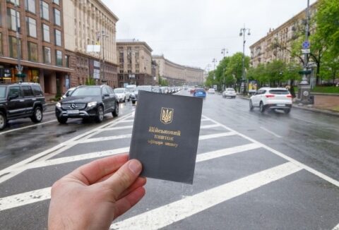 Чоловіків через кордон пропускають лише з паперовими військовими документами: роз’яснення ДПСУ
