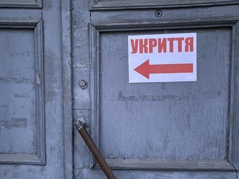 Учні повертаються до постійної та очної освіти, але в укриттях немає умов