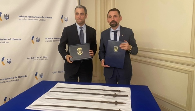 Штати передали Україні стародавні шаблі з окупованих територій, які Росія хотіла переправити до Америки