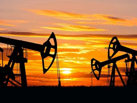 Нафта подорожчала, оскільки санкції США вдарили по постачанню