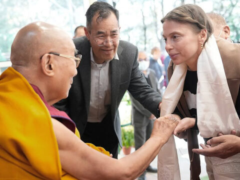 Ірена Карпа зустрілася із Далай-ламою і подарувала йому прикрасу з літерою «Ї»