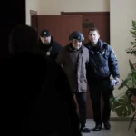 Підозрюваного у вбивстві активіста Ганула взято під варту: до суду його привезли у шоломі