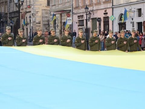 У Львові до Дня Державного Гімну розгорнули синьо-жовтий прапор