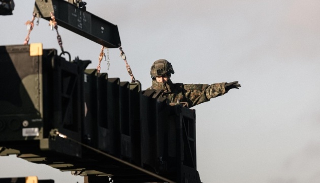 У Польщі підтвердили відновлення постачань американської зброї Україні через хаб у Ясьонці