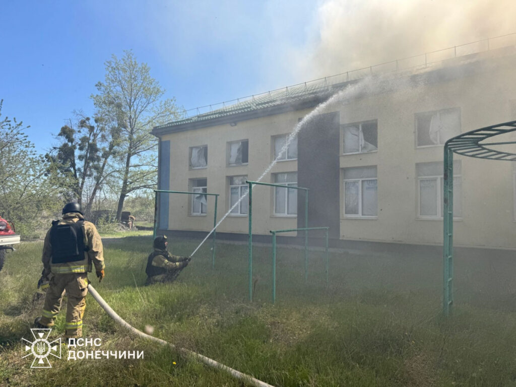 Обстріл Лимана: рятувальники боролися з пожежею в адмінбудівлі майже 10 годин