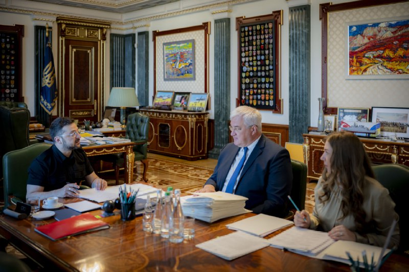 Що обговорювали на ранковій нараді з військовими та дипломатами України?