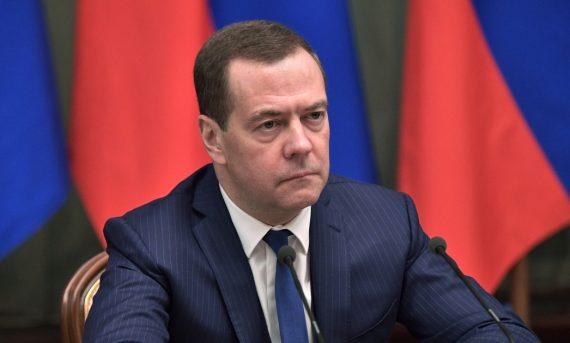 Медведєв вимагає компенсацію землею, Кремль відповідає новими погрозами