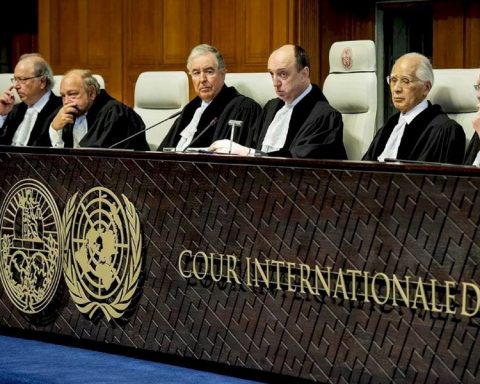 Суд Нідерландів зобов'язав Росію виплатити $50 млрд акціонерам ЮКОСа