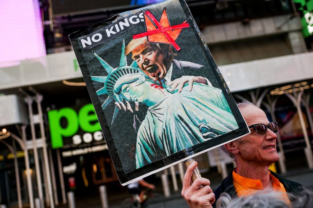 У США стартували протести проти Трампа: тисячі людей вимагають змін