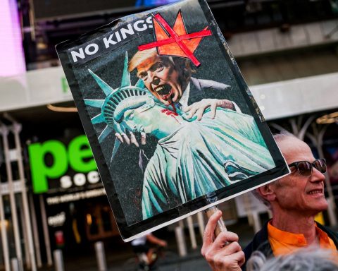 У США стартували протести проти Трампа: тисячі людей вимагають змін