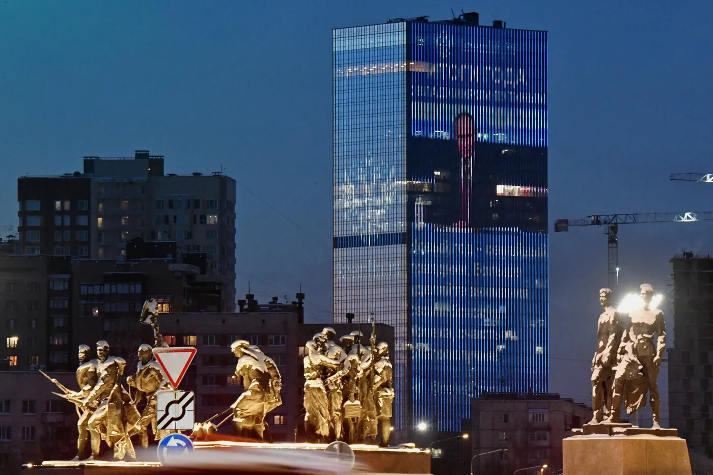 Кремль запроваджує нові обмеження для росіян: контроль, виїзд та мобілізація