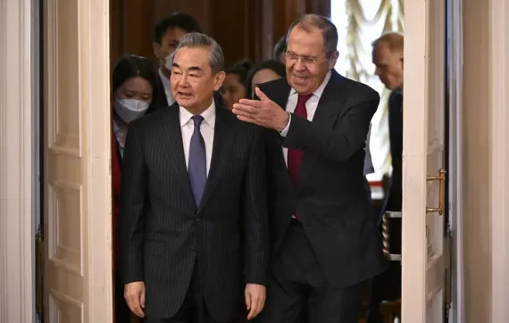 Ван Ї проводить переговори про стратегічну співпрацю між Китаєм і Росією