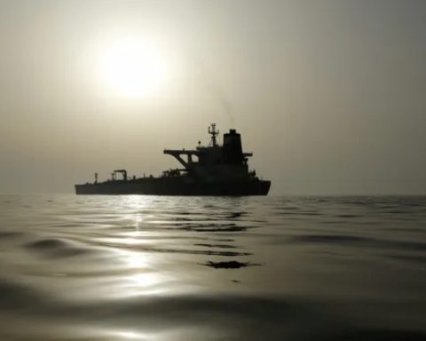 Росія будує нові криголами для тіньового флоту та посилює експорт газу попри санкції