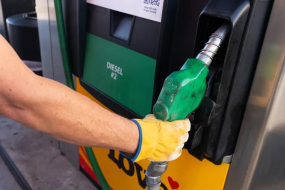 Адміністрація Трампа планує тимчасове послаблення стандартів на пальне для стримування цін