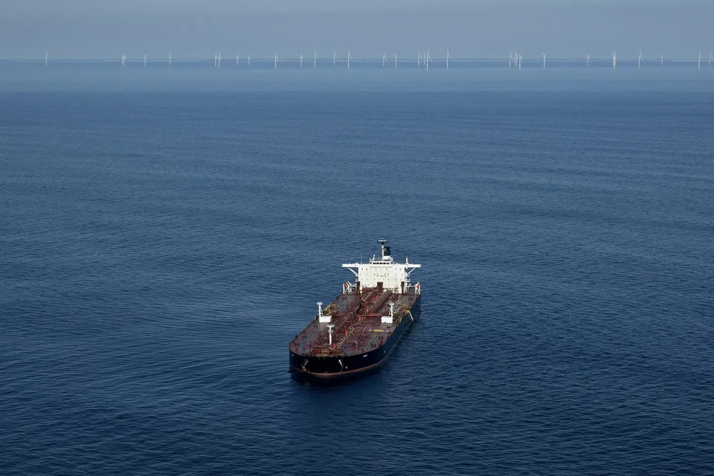 В Середземному морі загорівся російський газовоз: вибухи та підозра на атаку дрона