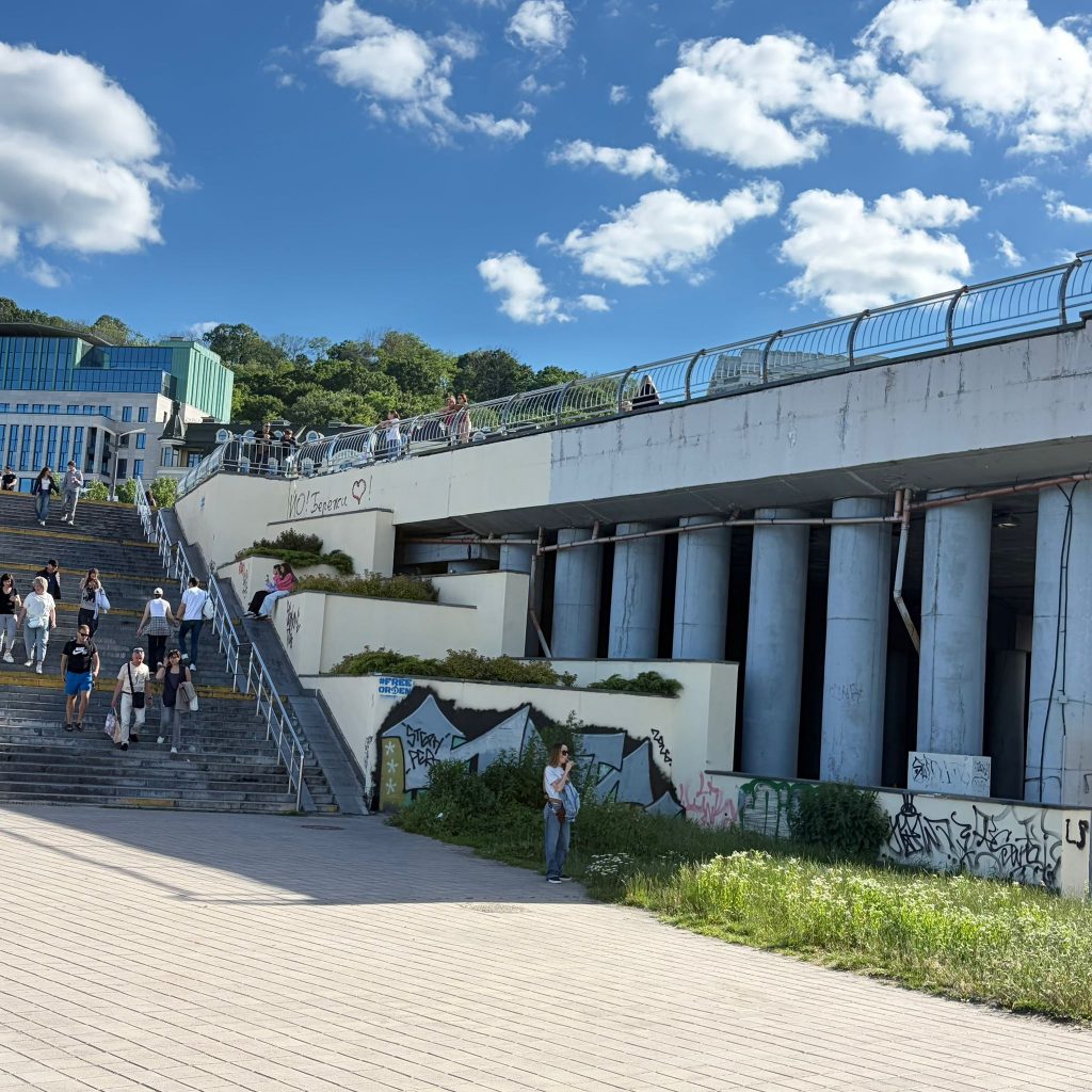 Київ під ногами туристів і киян: графіті, бруд і занедбані набережні. Чому мерія не бачить очевидного?